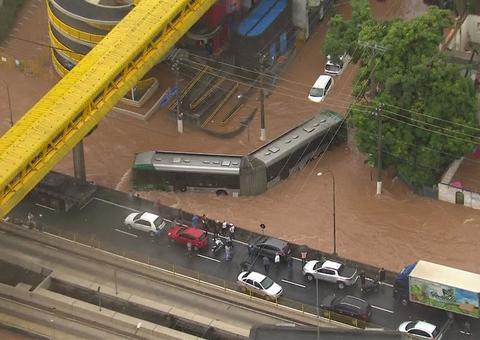 Temporal deixa 7 mortos e alaga ruas em São Paulo