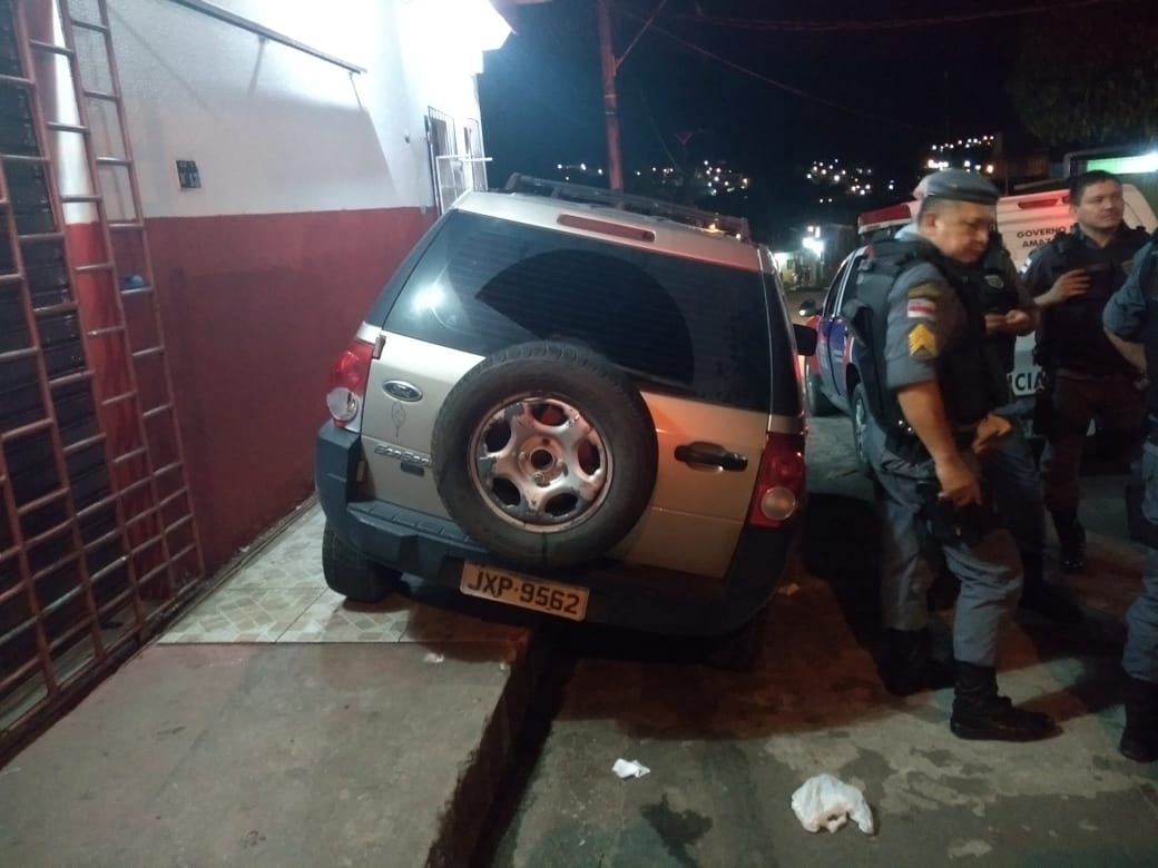 Grupo rouba carro e troca tiros com policiais durante perseguição em Manaus