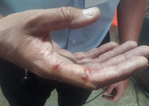 Taxista fica ferido ao tentar impedir que carro seja levado por assaltante em Manaus