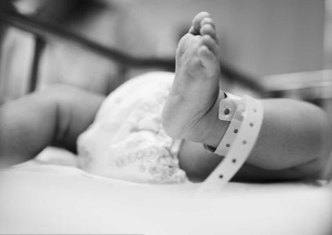 Recém-nascido morre após ser abandonado em bolsa e jogado em lixo