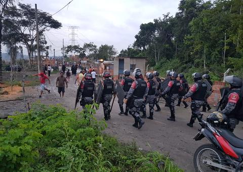 Mais de 50 famílias são retiradas de casas durante reintegração de posse em Manaus