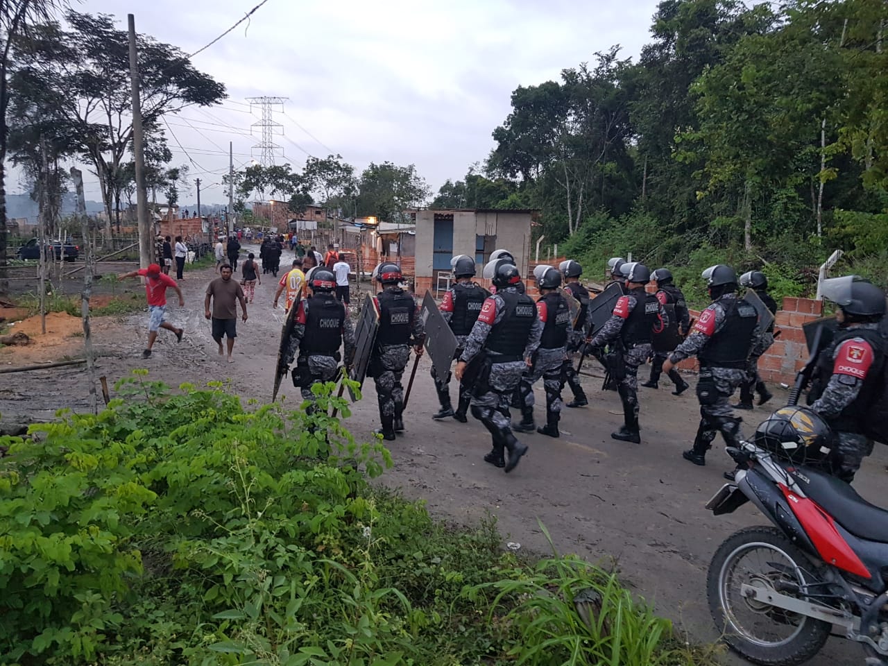 Mais de 50 famílias são retiradas de casas durante reintegração de posse em Manaus