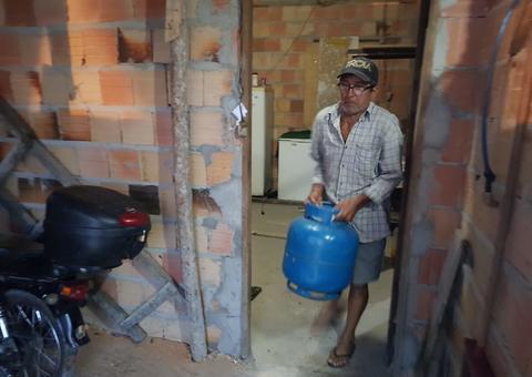 Moradores tentam salvar pertences em meio a demolição de casas em Manaus