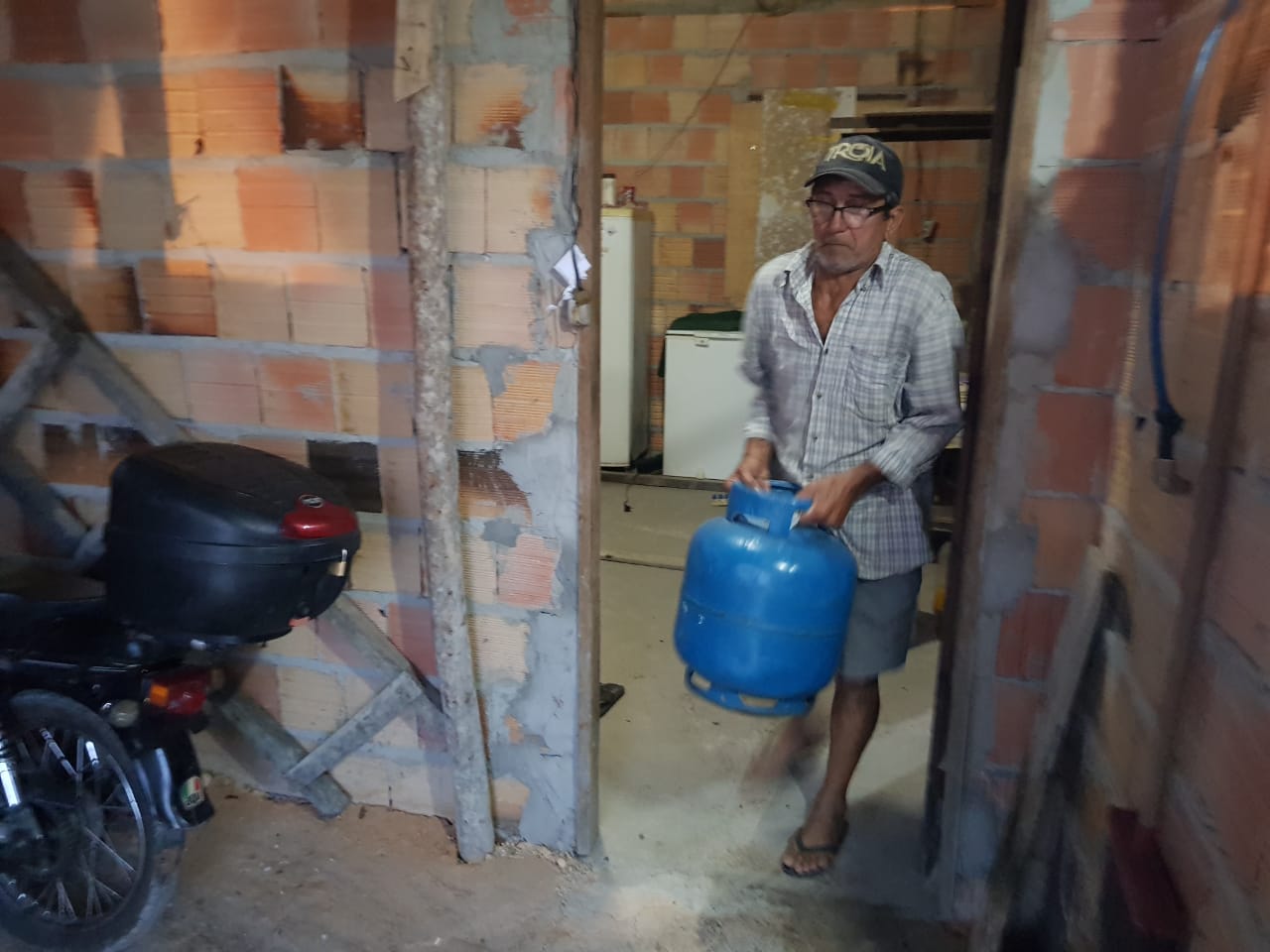 Moradores tentam salvar pertences em meio a demolição de casas em Manaus