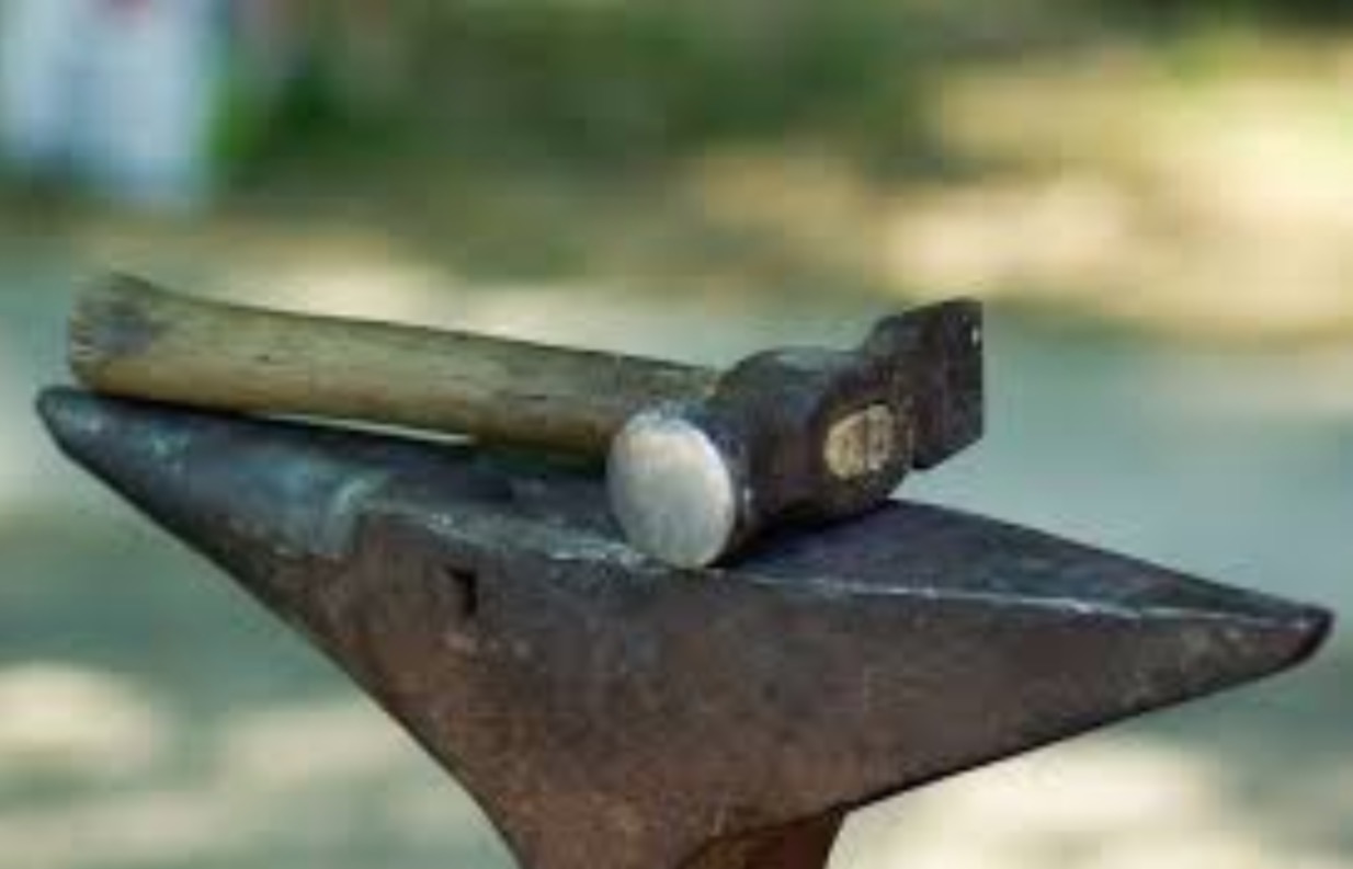 Homem é preso suspeito de agredir a ex com martelo de ferro