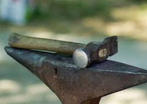 Homem é preso suspeito de agredir a ex com martelo de ferro