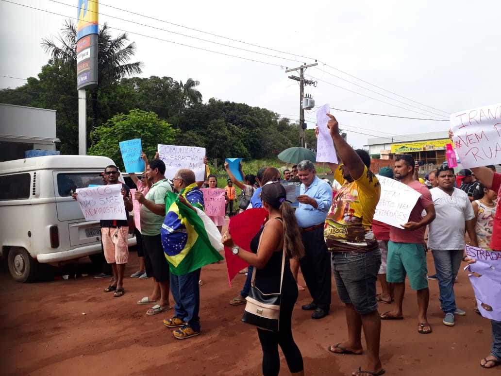 Sem coleta de lixo, asfalto e emprego, moradores fazem protesto no Amazonas