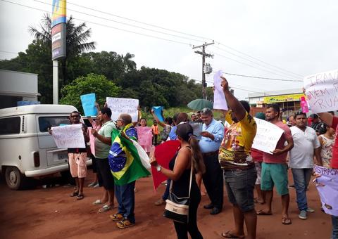 Sem coleta de lixo, asfalto e emprego, moradores fazem protesto no Amazonas