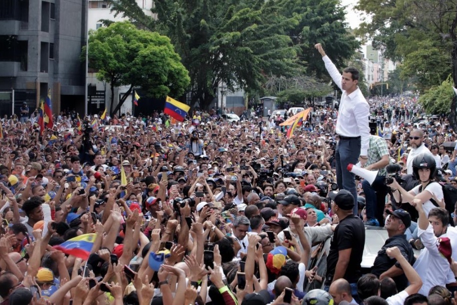 Chavismo anuncia investigação contra Guaidó por suposto envolvimento com apagão