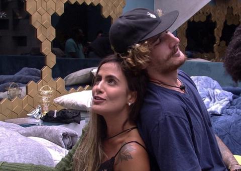 BBB19: Carol investe em Alan e dá cantada em brother