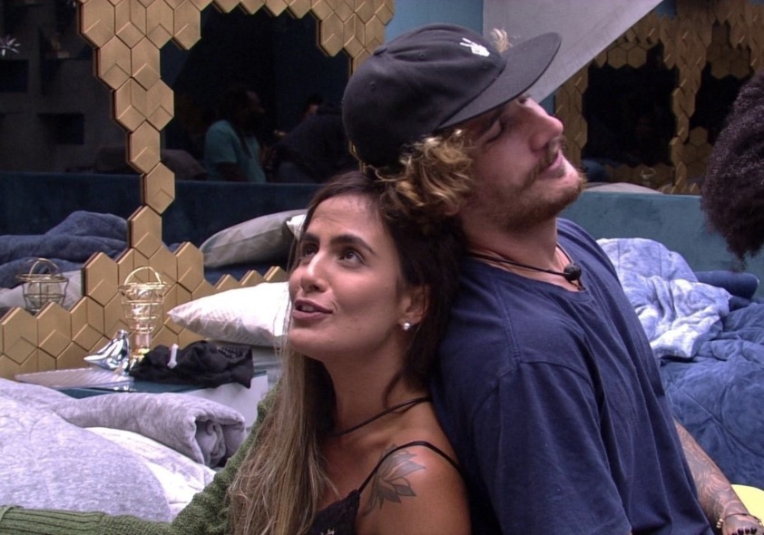 BBB19: Carol investe em Alan e dá cantada em brother