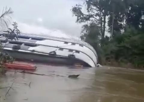 Passageiros ficam em pânico após barco `virar`em rio no Amazonas
