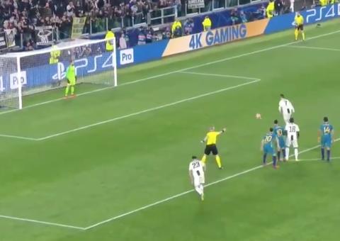Cristiano Ronaldo marca três vezes pela Juventus contra o Atlético de Madrid e faz Turim tremer