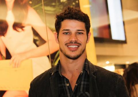 Nova foto de José Loreto mostra suposta volta com Débora Nascimento 