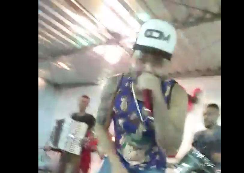  Após polêmica, cantor suspeito de zoofilia faz música sobre episódio 