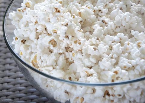 Bebê engasga com pipoca e mãe faz alerta chocante 