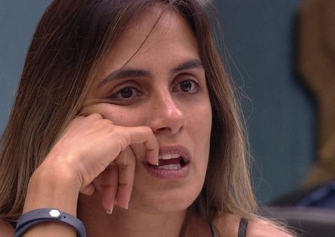 "É muito estrategista”, diz Carolina sobre brother