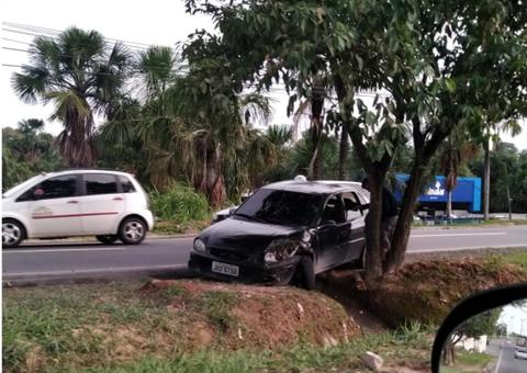 Carro perde direção, invade canteiro e atinge árvore em avenida de Manaus