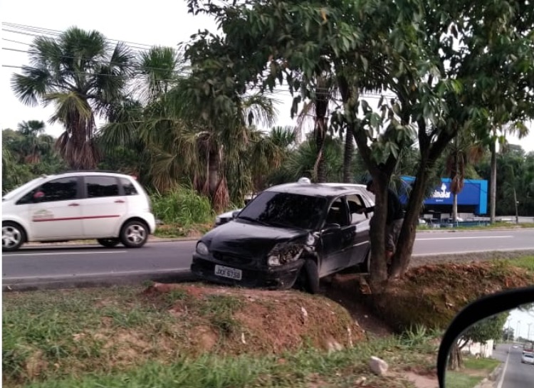 Carro perde direção, invade canteiro e atinge árvore em avenida de Manaus