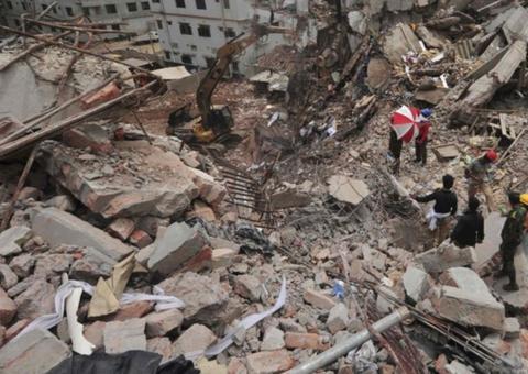 Edifício onde funciona escola desaba e crianças ficam soterradas