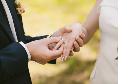 Bolsonaro sanciona lei que proíbe casamento de menores de 16 anos