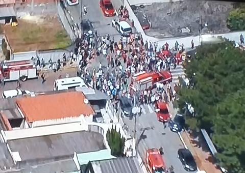 Adolescentes invadem escola, matam 6 pessoas e cometem suicídio 