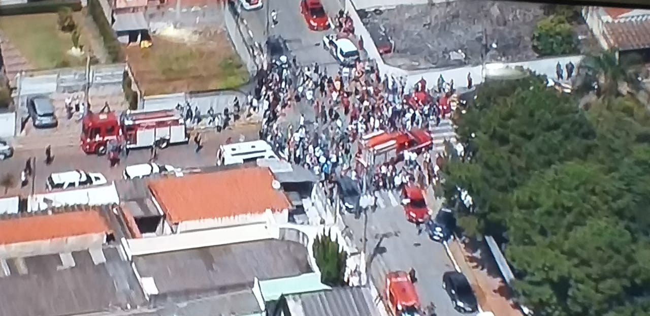 Adolescentes invadem escola, matam 6 pessoas e cometem suicídio 