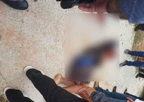 Adolescente é flagrado roubando e leva surra de populares em Manaus