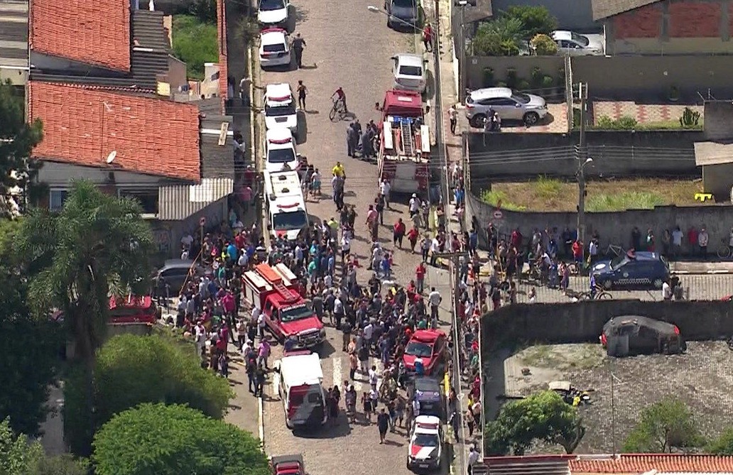 Atiradores de Suzano estavam armados com coqueteis molotov, armas e arco e flecha