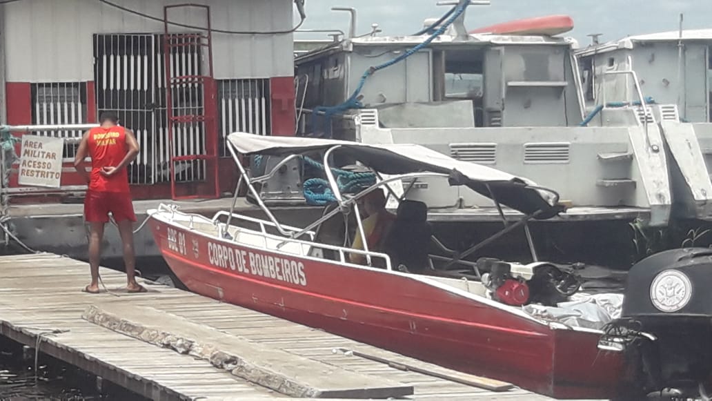 Em Manaus, homem sofre ataque epilético e morre afogado ao cair de canoa