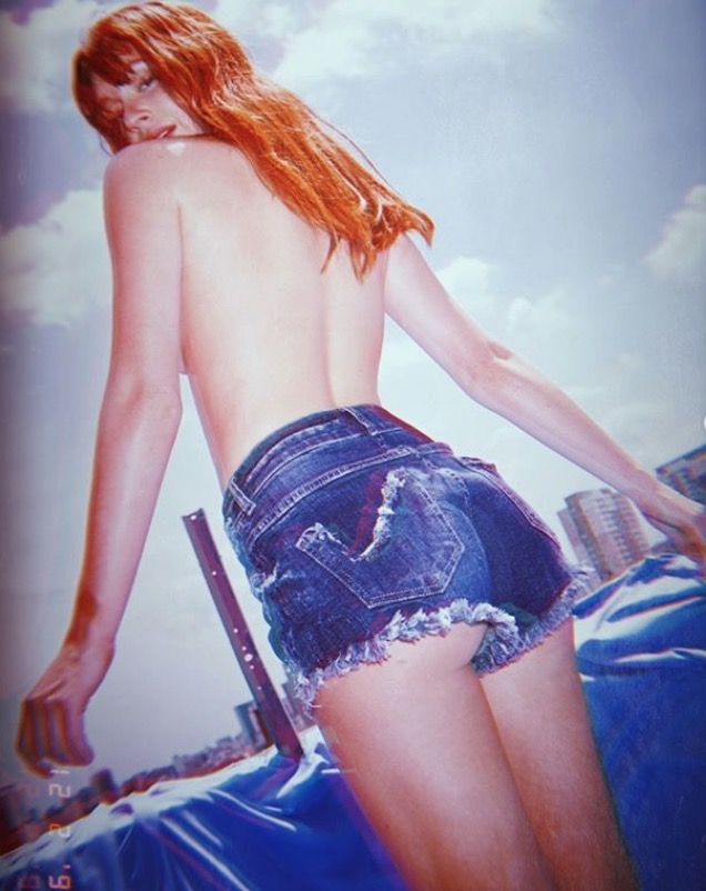 Marina Ruy Barbosa posa sexy de topless 