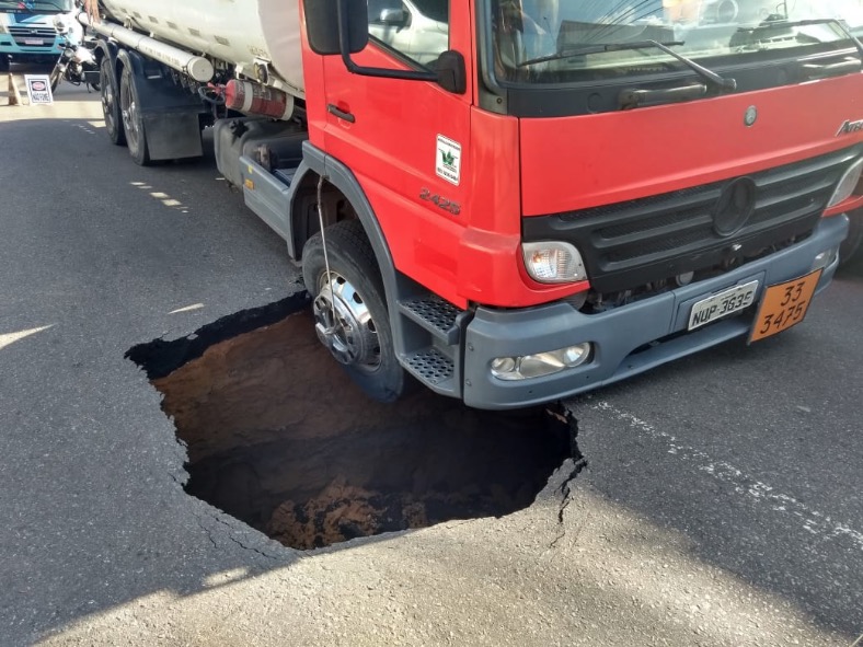 Cratera se abre e deixa trânsito caótico em rua de Manaus