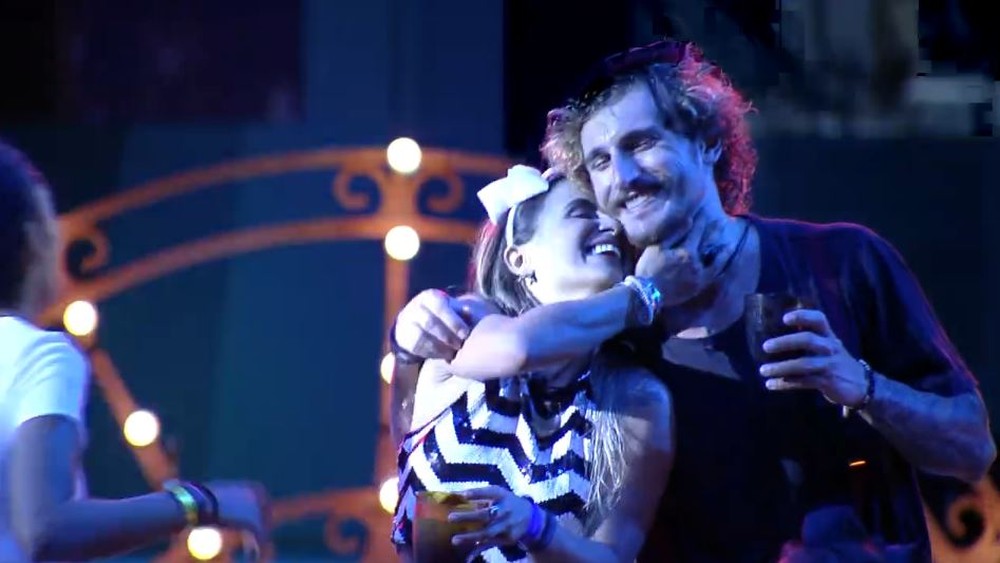 Alan e Carolina trocam carinhos durante festa no BBB 