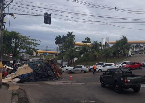 Carreta tomba no meio de cruzamento e deixa trânsito caótico em Manaus