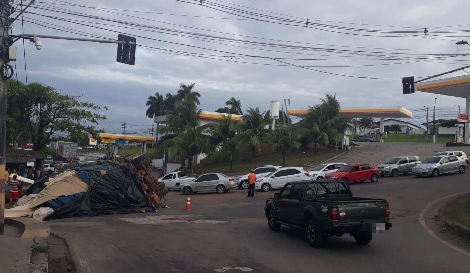 Carreta tomba no meio de cruzamento e deixa trânsito caótico em Manaus