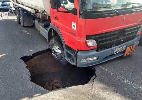 Via segue parcialmente interditada após abertura de cratera em Manaus
