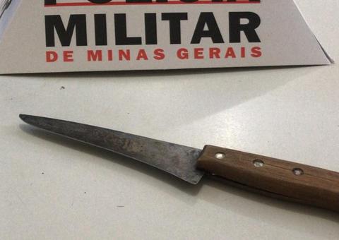 Goleiro da Chapecoense fere ex com faca, rouba celulares e destrói salão de beleza, diz PM