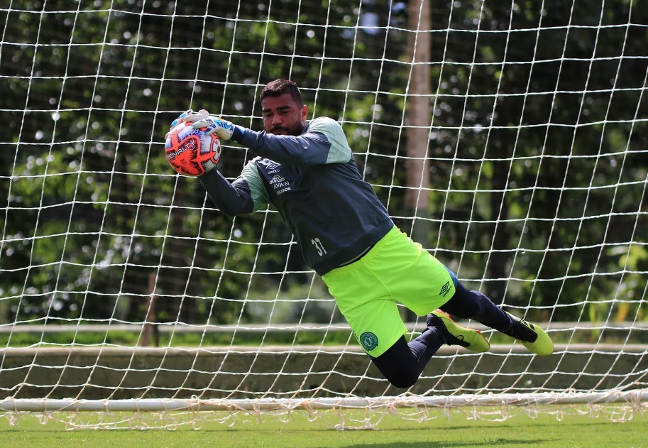 Goleiro da Chapecoense nega ter colocado faca no pescoço da ex e forçado a desbloquear celular