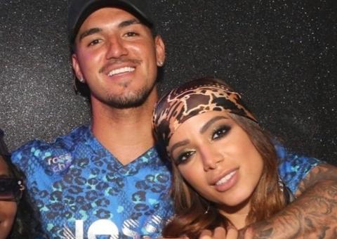 Após Neymar, Anitta aparece aos beijos com Gabriel Medina 