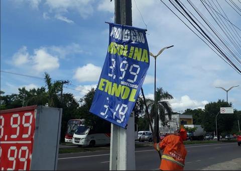 Mais de 200 propagandas irregulares são retiradas de avenida em Manaus