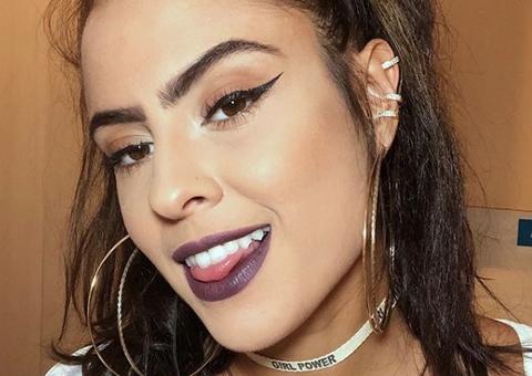 Ex-bbb Hana sensualiza de fio dental e dá close no bumbum