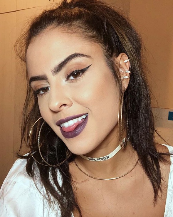 Ex-bbb Hana sensualiza de fio dental e dá close no bumbum