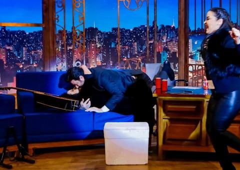 Danilo Gentili dá beijão em Maraisa durante programa e internautas vibram