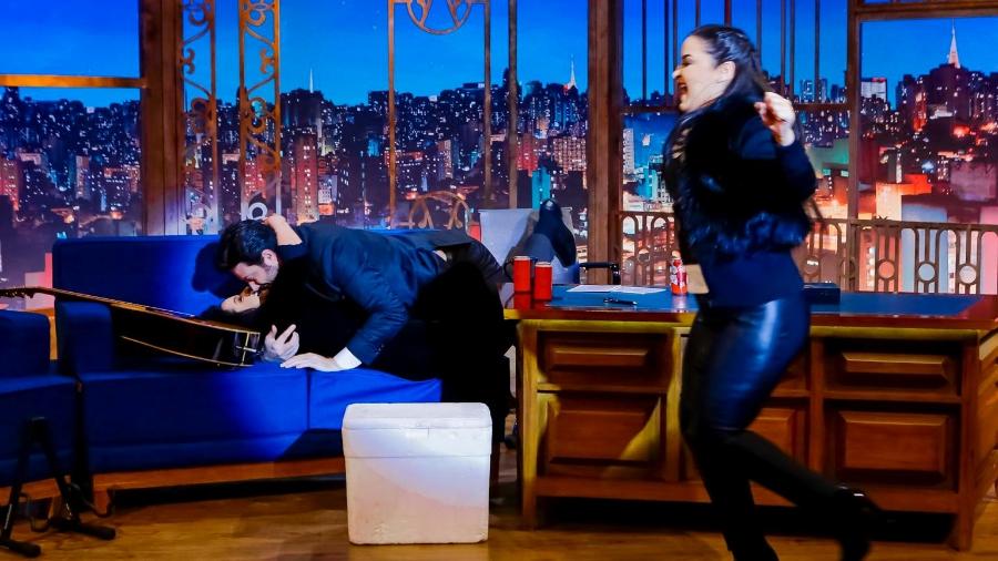 Danilo Gentili dá beijão em Maraisa durante programa e internautas vibram