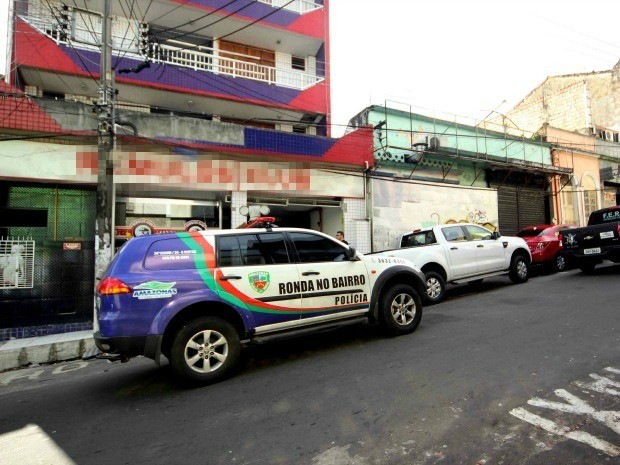 Homem é assassinado a tiros próximo a clube de strip em Manaus