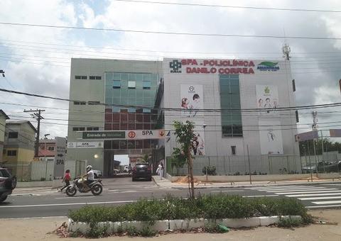 Jovem é baleado e esfaqueado por dupla durante assalto em Manaus