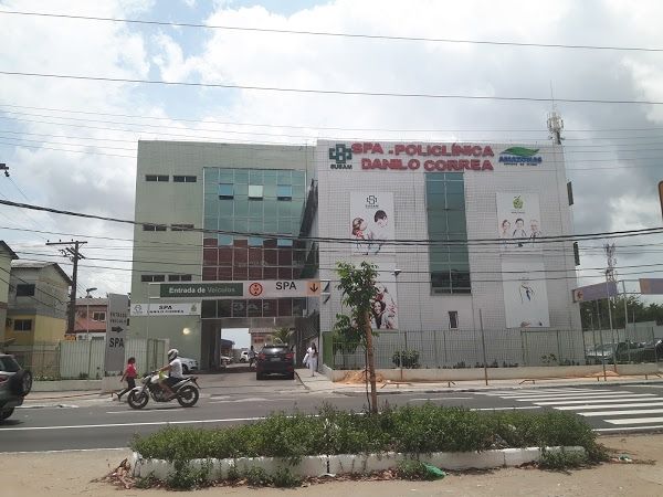 Jovem é baleado e esfaqueado por dupla durante assalto em Manaus