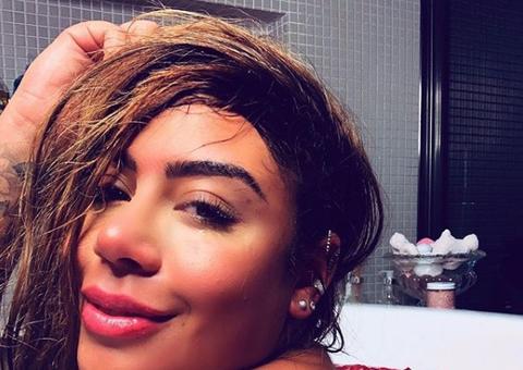 Irmã de Neymar, Rafaella Santos posa nua na banheira 