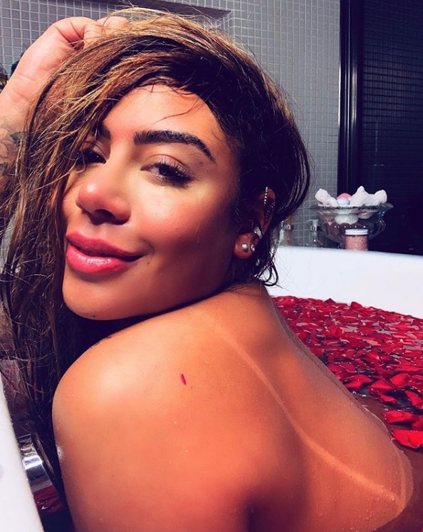 Irmã de Neymar, Rafaella Santos posa nua na banheira 