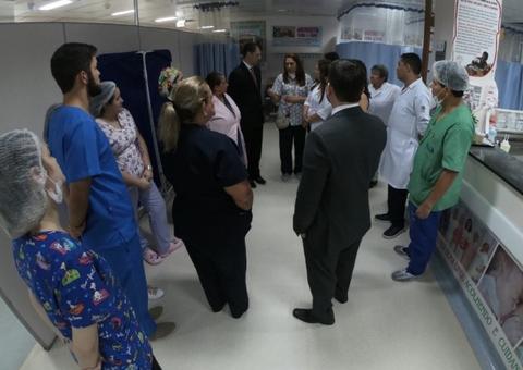 Médicos são flagrados batendo ponto sem dar expediente em Manaus